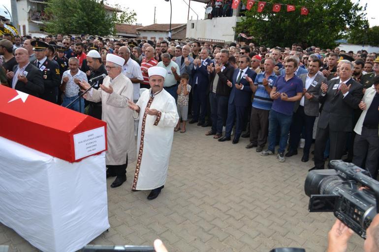 Bakan Yardımcısı Tuzcuoğlu katıldığı şehit cenazesinde Kur’an okudu