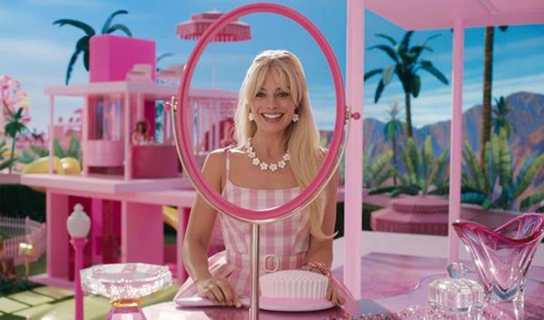 Barbie Bülent Ersoy Tepeden tırnağa pembelere büründü