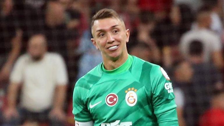 Galatasarayda Okan Buruk maçtan sonra tepki gösterdi Yıldız futbolcu kararı beğenmedi