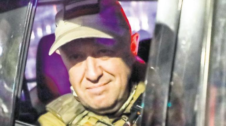 Ukraynalılar askerden rüşvetle kaçıyor Zelenskiy hepsini görevden aldı