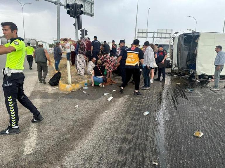 Afyonkarahisar’da midibüs devrildi Çok sayıda yaralı var