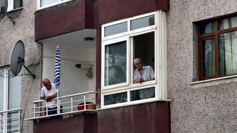 Yer: İstanbul İlginç anlar... Hava almak için çıktı, balkonda mahsur kaldı