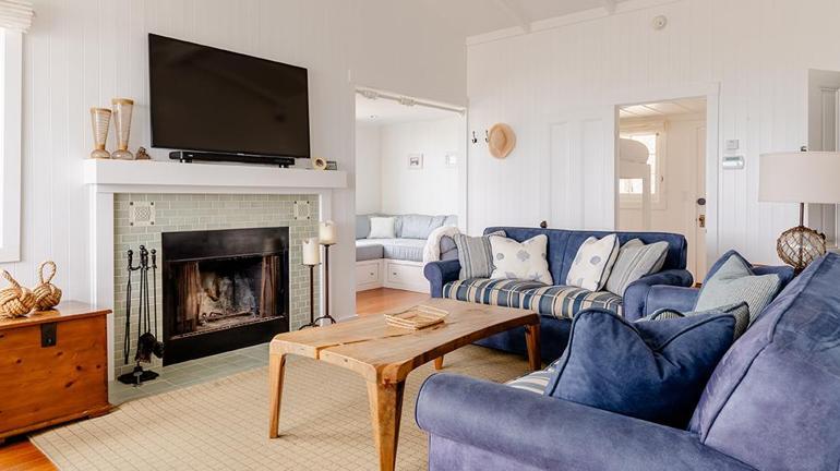 Mila Kunis ve Ashton Kutcher, yazlık evlerini Airbnbden kiraya çıkardı