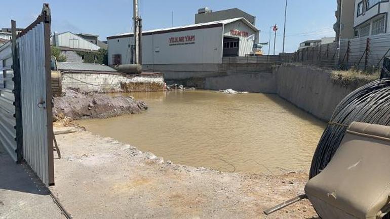 Yer: İstanbul Su borusu patladı, ortalık göle döndü