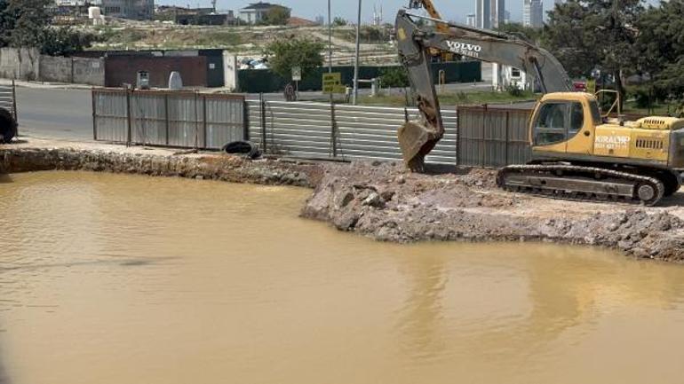 Yer: İstanbul Su borusu patladı, ortalık göle döndü