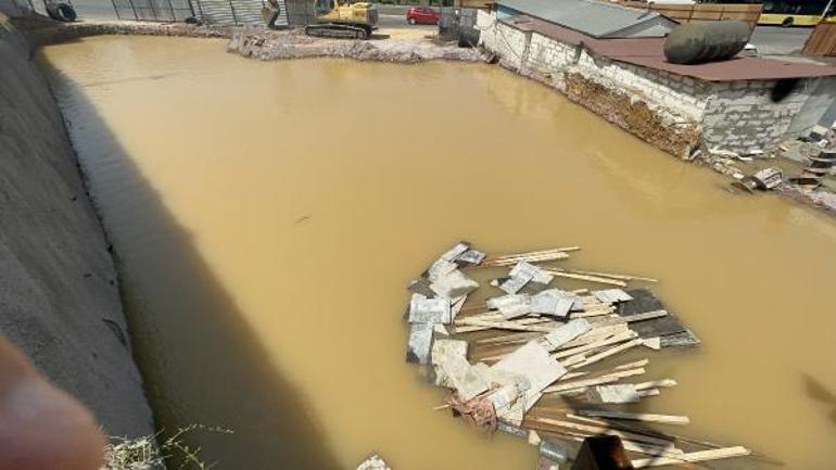 Yer: İstanbul Su borusu patladı, ortalık göle döndü