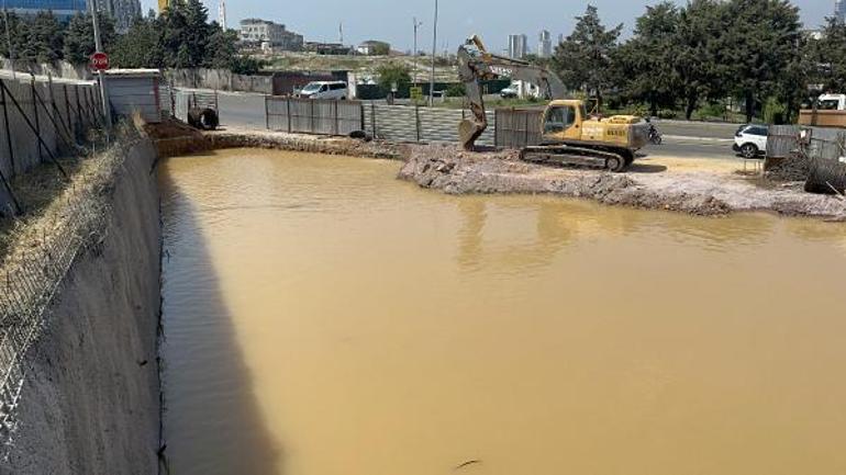 Yer: İstanbul Su borusu patladı, ortalık göle döndü