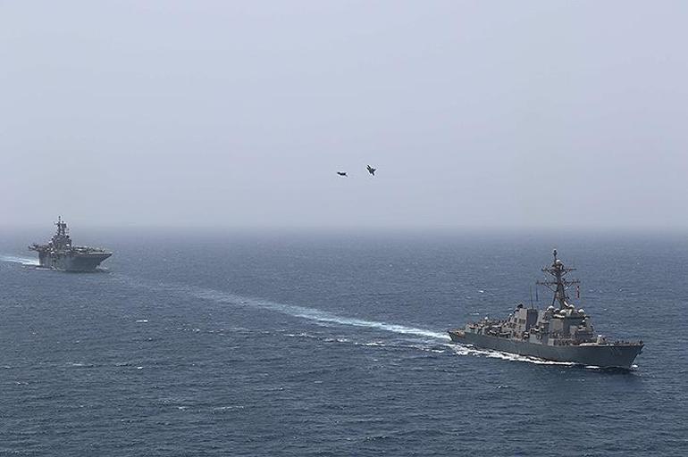ABD savaş gemisi kuşatıldı, dünya korkuyla izliyor
