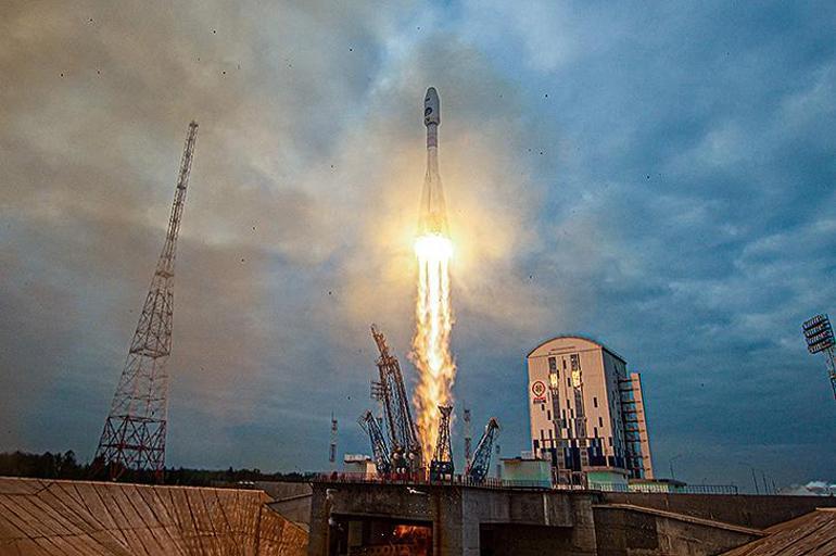 Rus uzay aracı, iniş hazırlığındayken Ay yüzeyine çakıldı