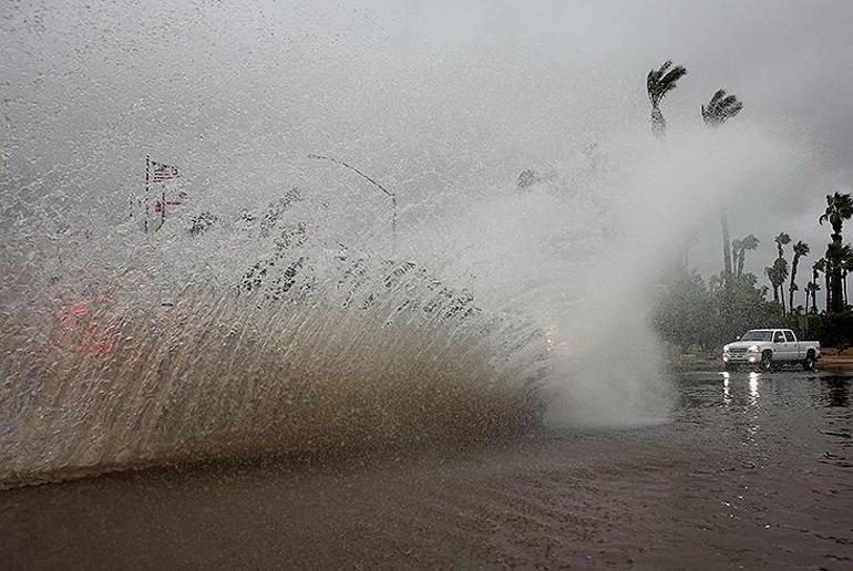 Tarihe geçen Hilary Kasırgası Los Angelesta yoğun yağışlara sebep oluyor