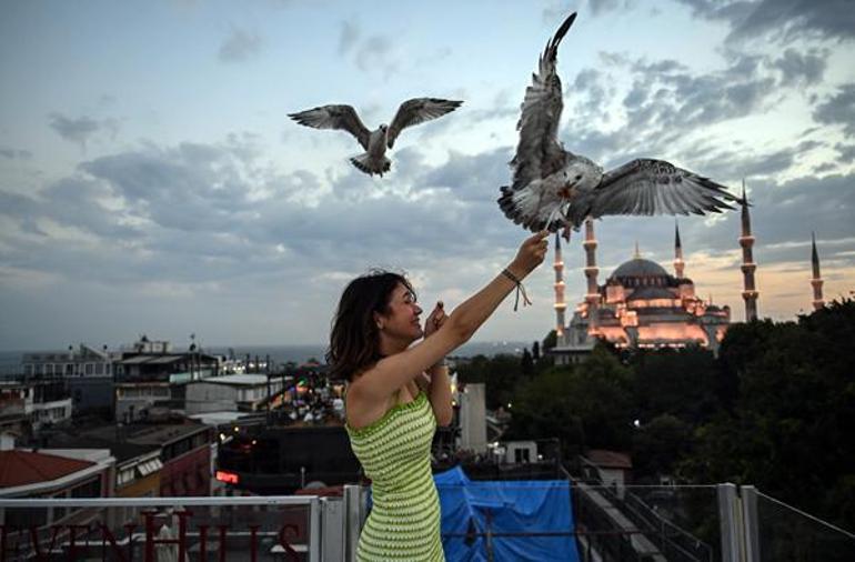 İstanbulda 2 bin turist her gün aynı pozu veriyor