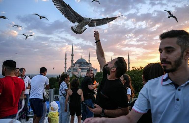 İstanbulda 2 bin turist her gün aynı pozu veriyor