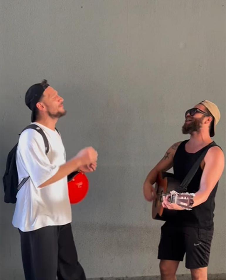 Uraz Kaygılaroğlu, Odakule’de sokak müzisyeniyle düet yaptı