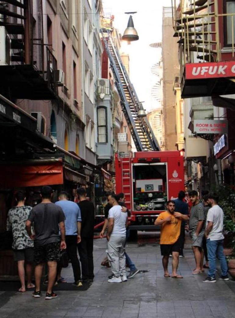 Beyoğlunda yangın paniği Alevler 5 katlı binayı sardı