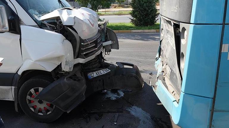 Antalyada minibüs ve halk otobüsü kazası Yaralılar var