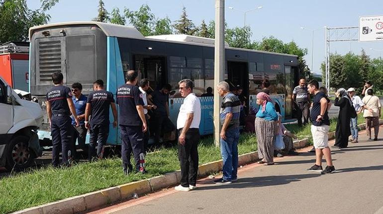 Antalyada minibüs ve halk otobüsü kazası Yaralılar var