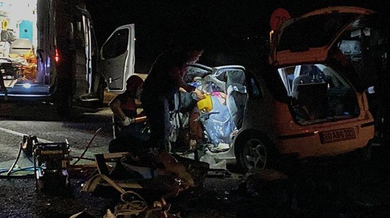 Osmaniyede ambulans ile otomobil kafa kafaya çarpıştı: 3 ölü, 3 yaralı