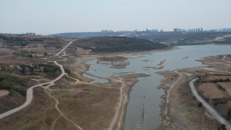 İstanbulda sular çekildi, tarihi asırlık mezar ortaya çıktı