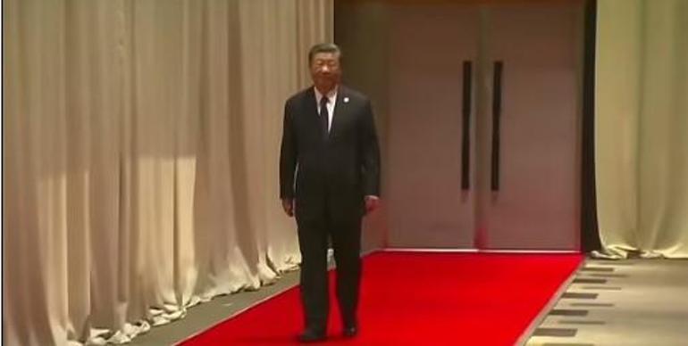 Çin devlet başkanı şoke oldu Sağ koluna orantısız müdahale
