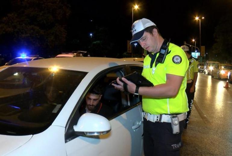 Polislere tek tek isimlerini sordu: Şimdi ararım ve buraya yığarım