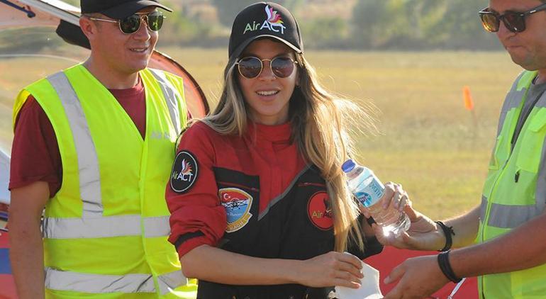 Türkiye’nin ilk kadın akrobasi pilotu ve Hürkuş göklerde İzleyenleri büyüleyen anlar