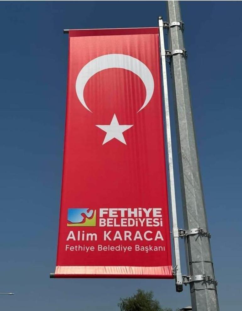 Türk bayrağına adını yazdırdı Valilik: Soruşturma başlatıldı