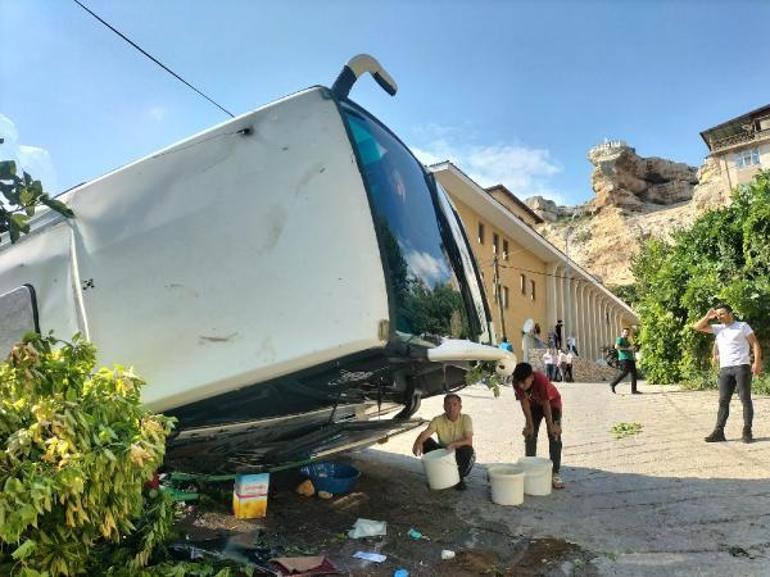 Geri geri kaydı, evin bahçesine devrildi: 30 yaralı