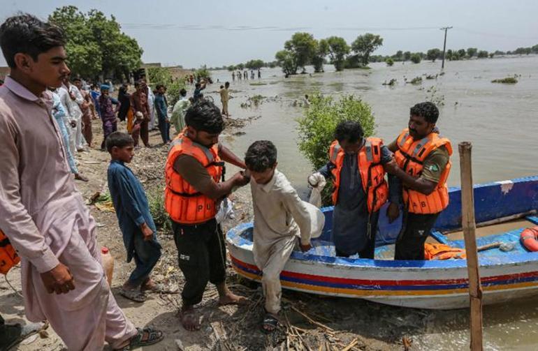 Pakistanda alarm 100 bin kişi tahliye edildi