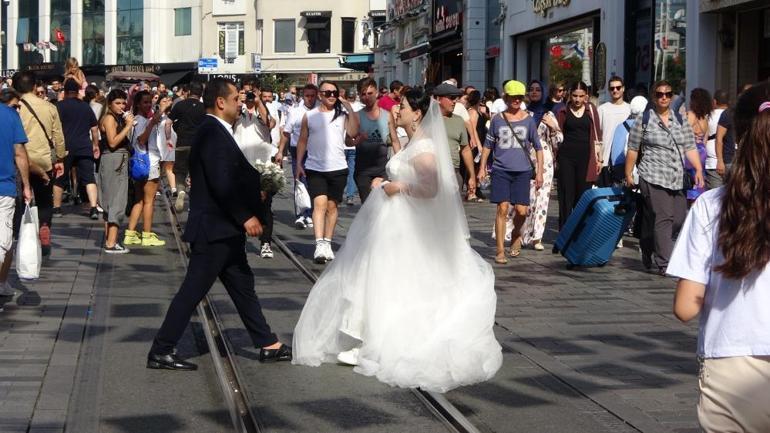 Taksimde düğün fotoğrafı çektiren yabancı çiftler ilgi odağı oldu