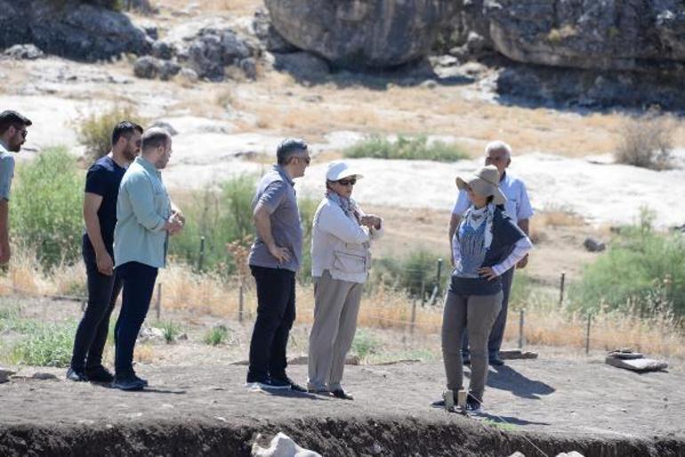 Çayönü Tepesinde ilk Tunç Çağına ait 5 mezar daha bulundu
