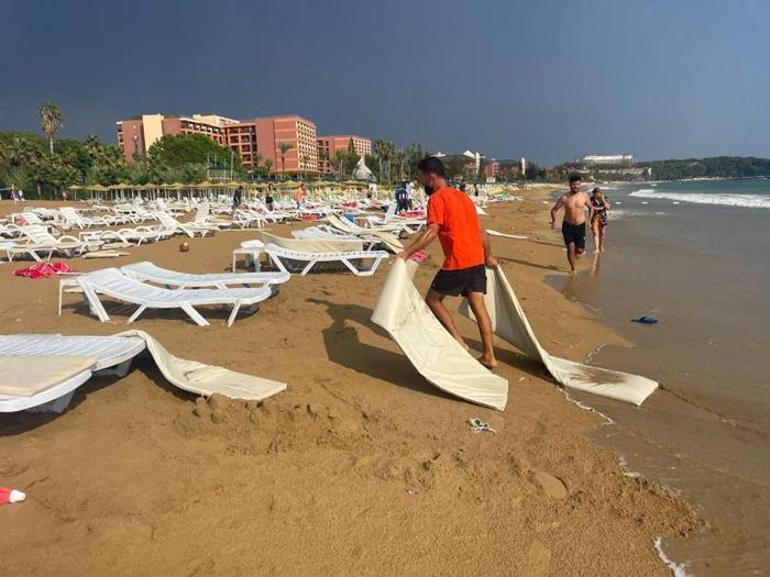 Tatilciler neye uğradıklarını şaşırdı Şemsiyeler uçtu, dev dalgalar oluştu
