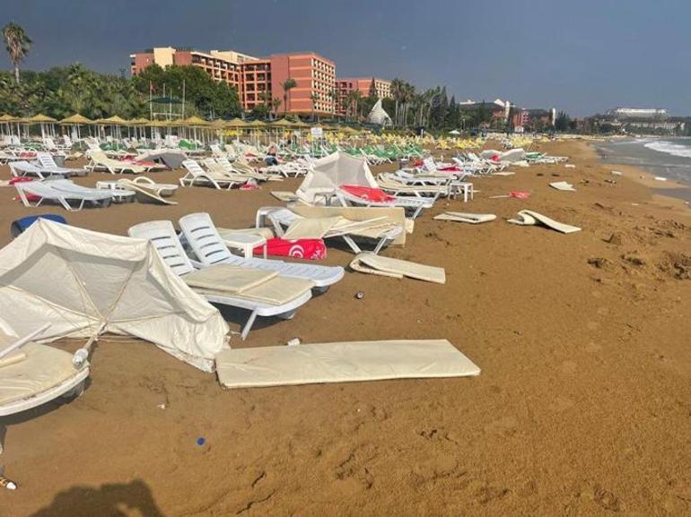 Tatilciler neye uğradıklarını şaşırdı Şemsiyeler uçtu, dev dalgalar oluştu