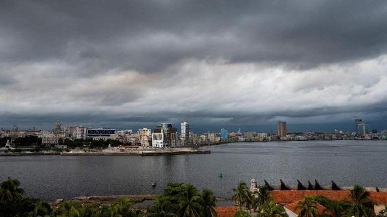 Binlerce kişi tahliye edildi Uyarı üstüne uyarı: Kübada alarm