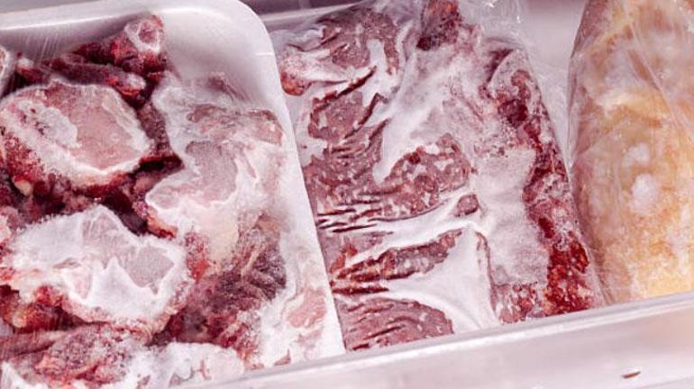 Yapılan bu hata adeta zehir saçıyor Buzluktaki eti bu yöntemle hızlı ve sağlıklı şekilde çözdürün