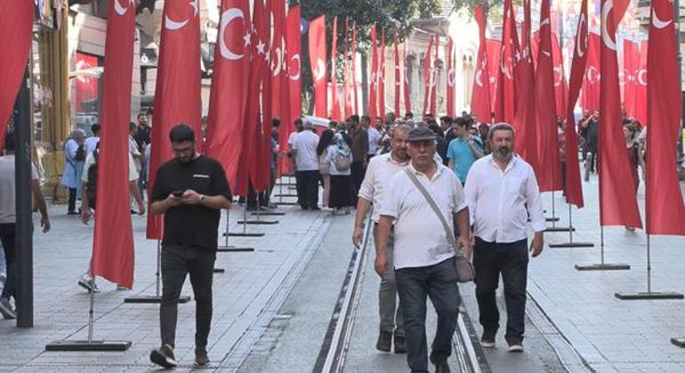 İstiklal Caddesine bin 200 Türk bayrağı