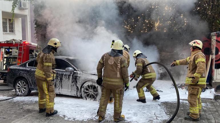 Yer: İstanbul Park halindeki otomobil alev alev yandı