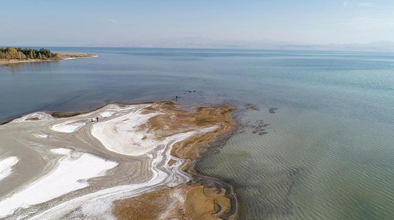 Urmiye Gölü tuz çölüne dönüştü Van Gölü alan kaybetmeye devam ediyor