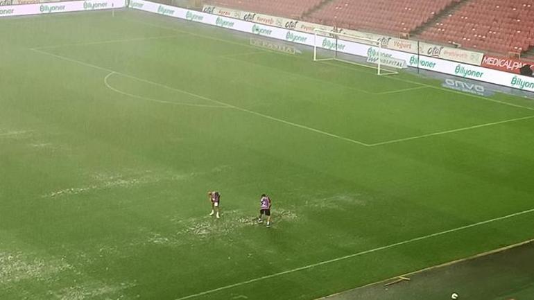 Samsunspor - İstanbulspor maçına yağmur engeli Karşılaşma ertelendi