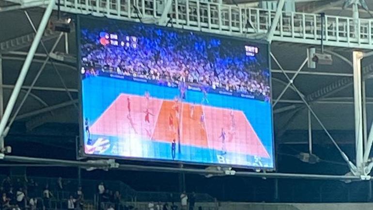 Beşiktaştan maç sonrası voleybol anonsu Dev ekrandan Filenin Sultanlarına destek
