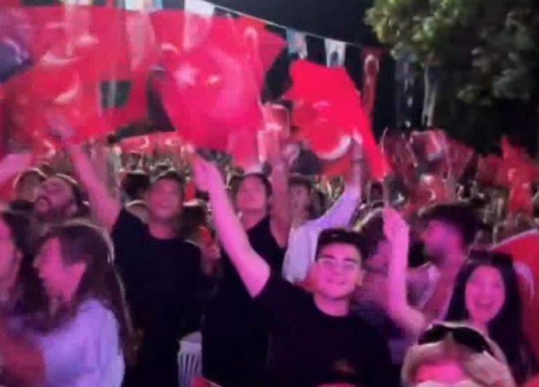 İstanbulda Türk bayrakları ile şampiyonluk coşkusu