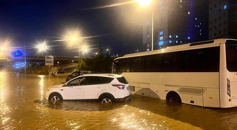 Son dakika: İstanbulda sağanak yağış Sokaklar göle döndü, acı haberler peş peşe geldi...