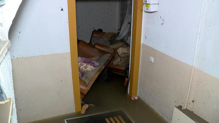 Arnavutköy’de sağanak nedeniyle ev ve iş yerlerini su bastı