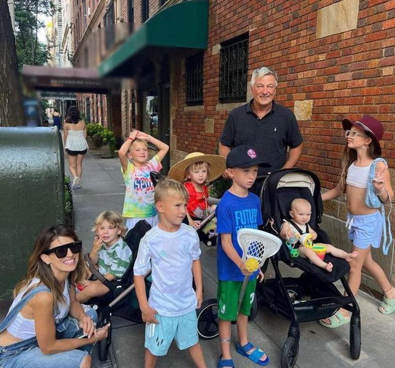 Alec Baldwin 7 çocuğuyla birlikte New York sokaklarında