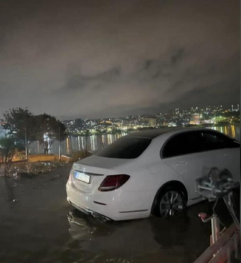 İstanbulda sel: Arabayı halatla bağladılar