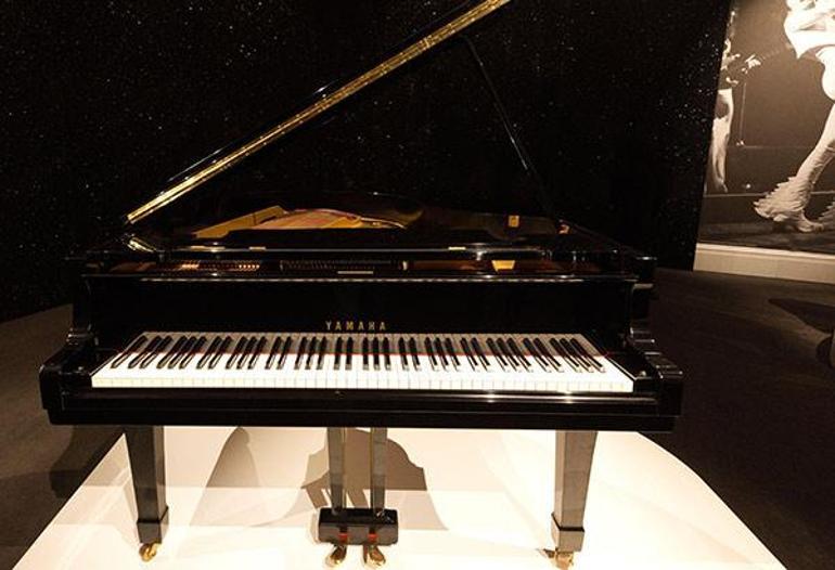 Freddie Mercurynin piyanosu açık artırmada rekor fiyata satıldı