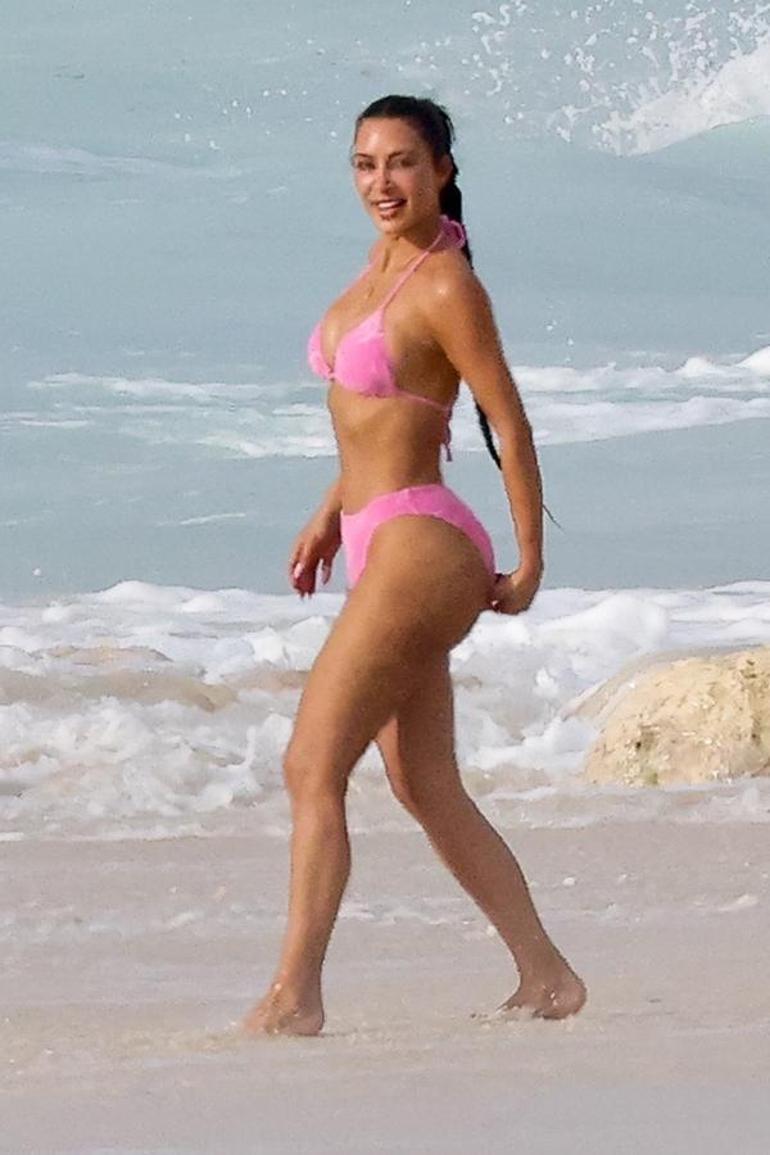 Kim Kardashian tatilde Binlerce dolarlık bikinisiyle kameralara yansıdı