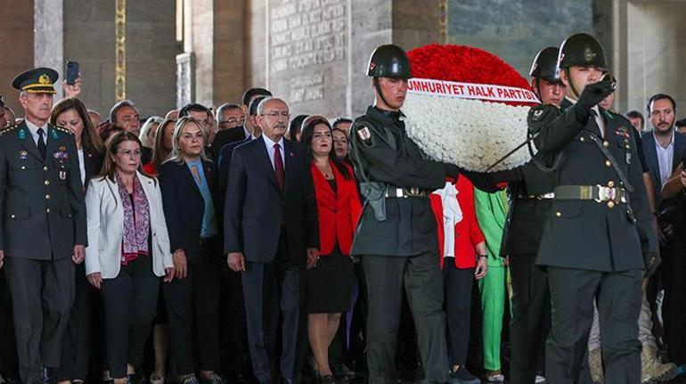 CHP lideri ve partililer Anıtkabiri ziyaret etti