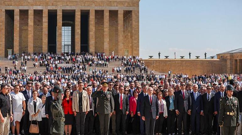 CHP lideri ve partililer Anıtkabiri ziyaret etti