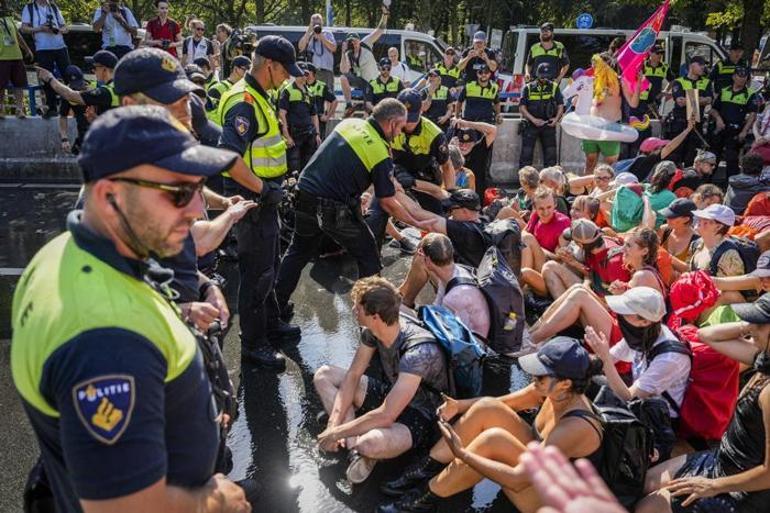 Hollanda karıştı Laheye doğru yürüdüler: Polisten müdahale
