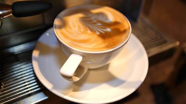 Tiryakiler tırnaklardan kendini ele veriyor Severek içilen kahvenin akla gelmeyen 4 zararı